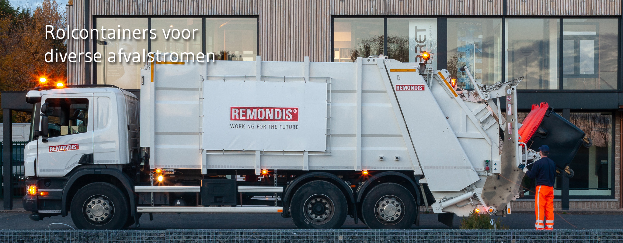 Rolcontainer wordt tijdig geledigd door professionle werknemer Remondis DePoorter