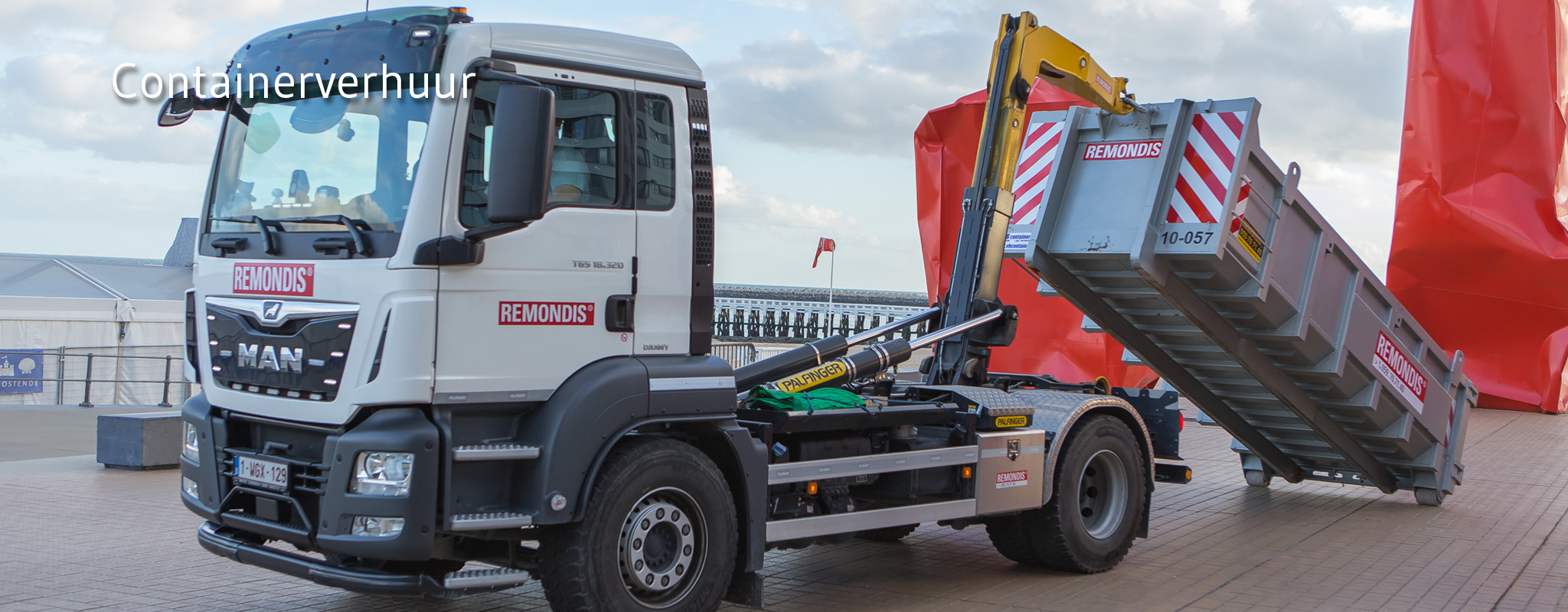 Gehuurde Open container wordt geplaatst te Oostende