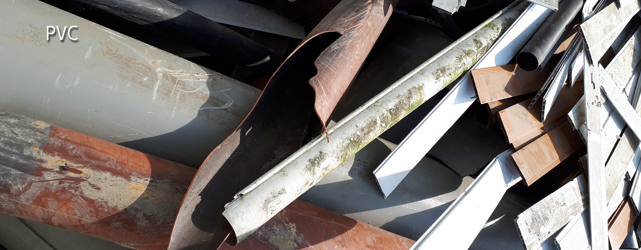 Oude en gebroken PVC buizen en lPVC latten