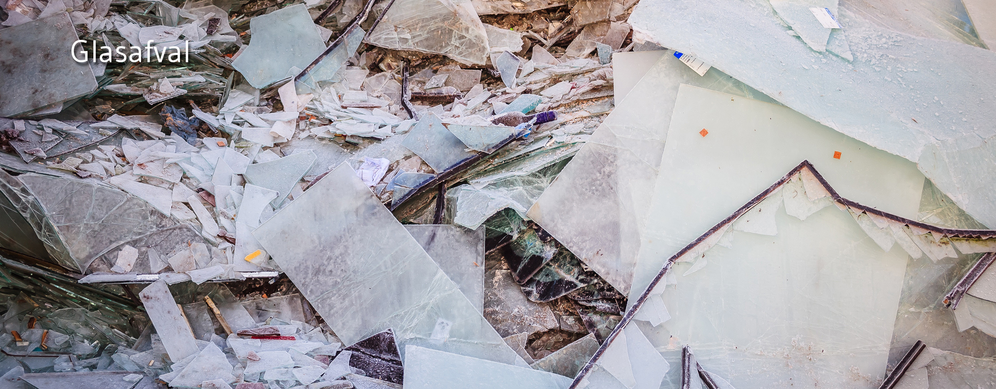 Glas en ruiten verzameld in het recyclagepark