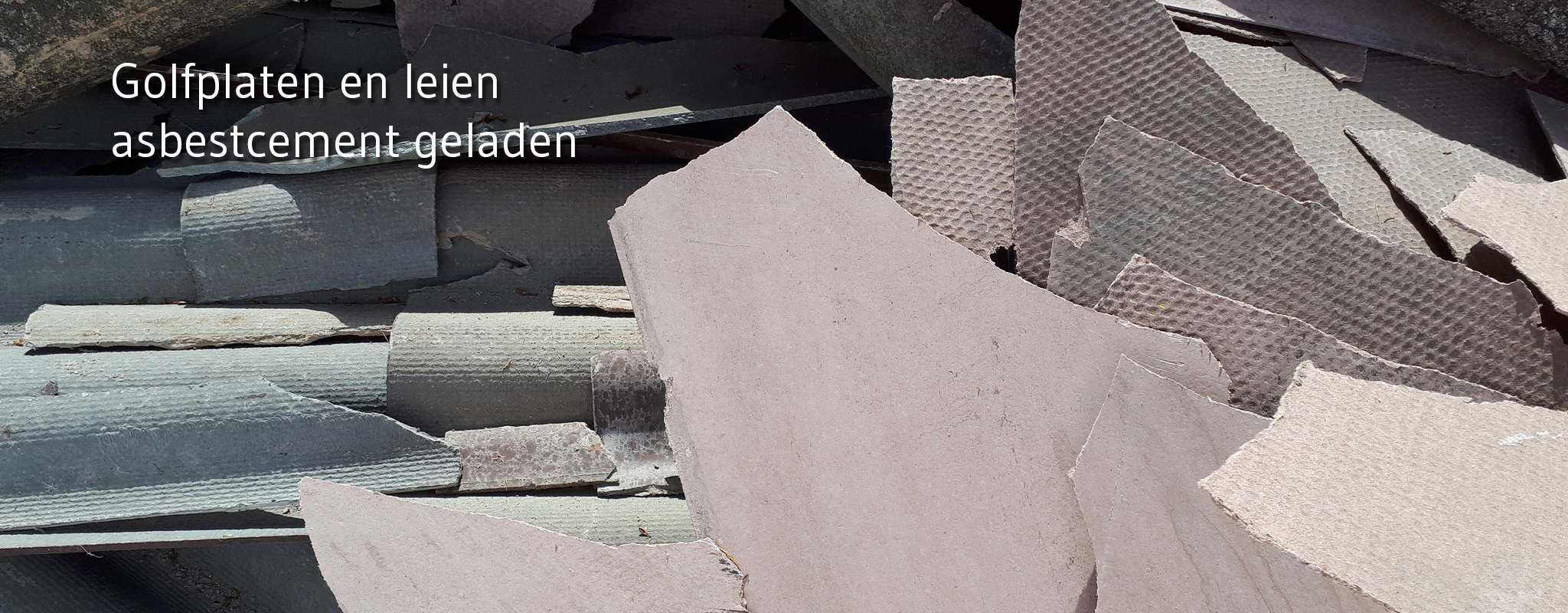 Asbesthoudende platen gestort met de hoge beveiliging