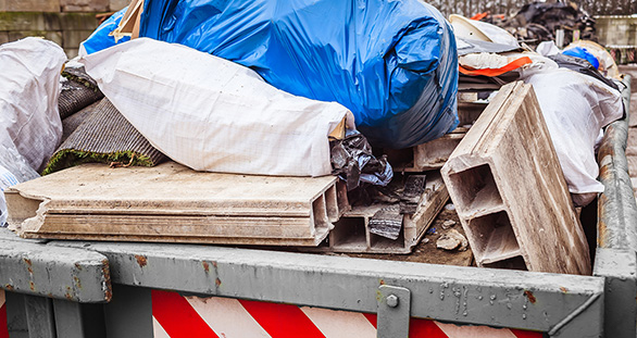 Container gevuld met gemengd bouwafval