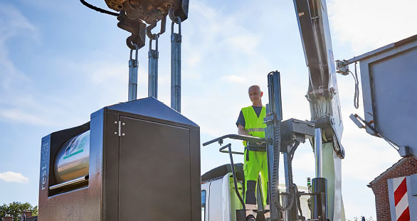 Werknemer remondis voert kraanwerkzaamheden professioneel uit