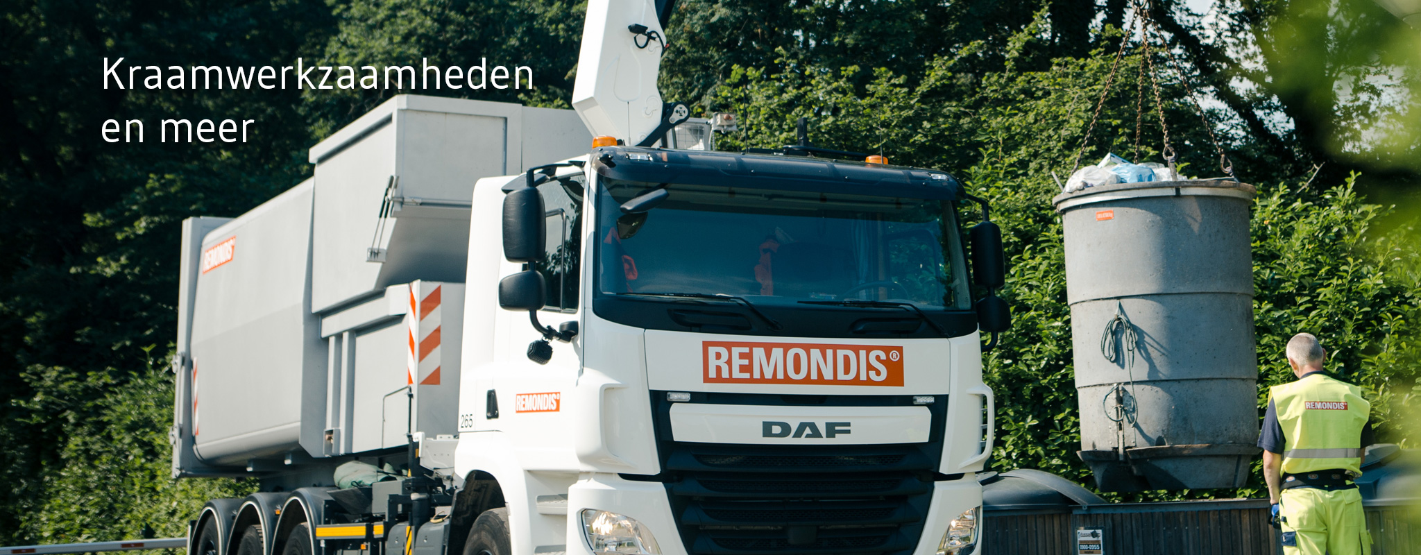 Kraanvoertuig van Remondis Depoorter ledigt molok